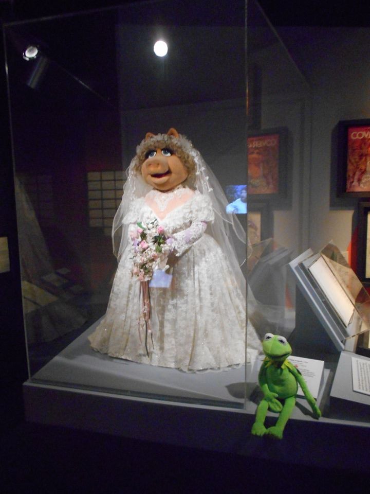Kermit with Miss Piggy in wedding dress