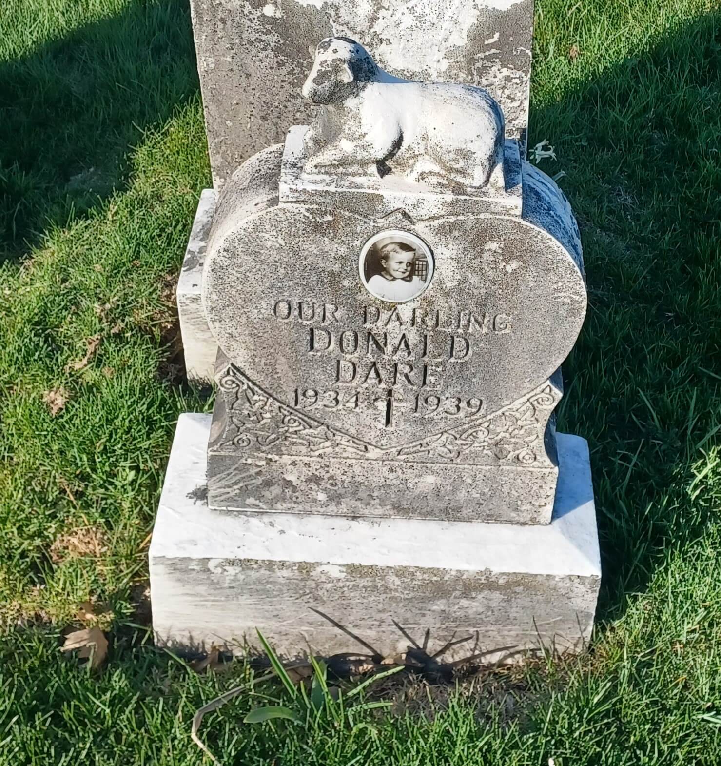 child grave with picture